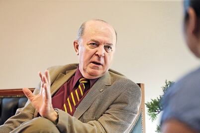 “Democracia  le queda  a deber al pueblo”: Rector de UdeG