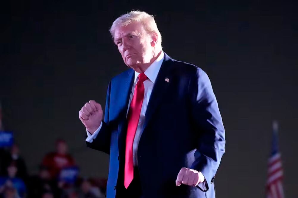El candidato presidencial republicano, el expresidente Donald Trump, baila durante un acto de campaña en el Butler Farm Show, el sábado 5 de octubre de 2024, en Butler, Pennsylvania. Foto: AP