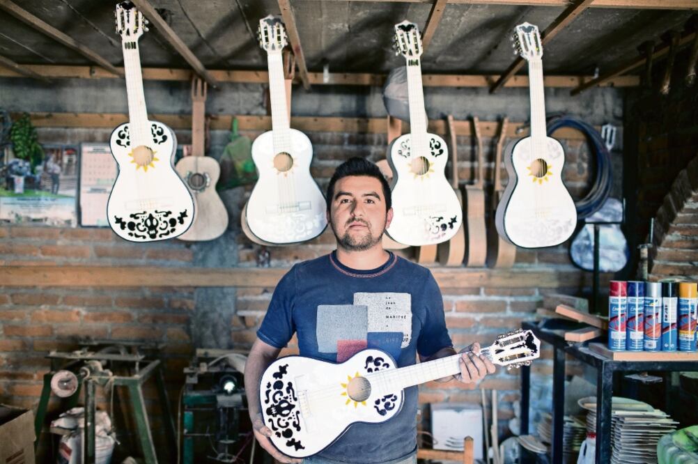 En su pequeño taller, Leopoldo He rnández elabora guitarras decoradas con detalles de la cinta Coco , a partir de un prototipo creado por Germán Vázquez, un laudero de fama mundial originario de Paracho (RODOLFO AYALA. EL UNIVERSAL)