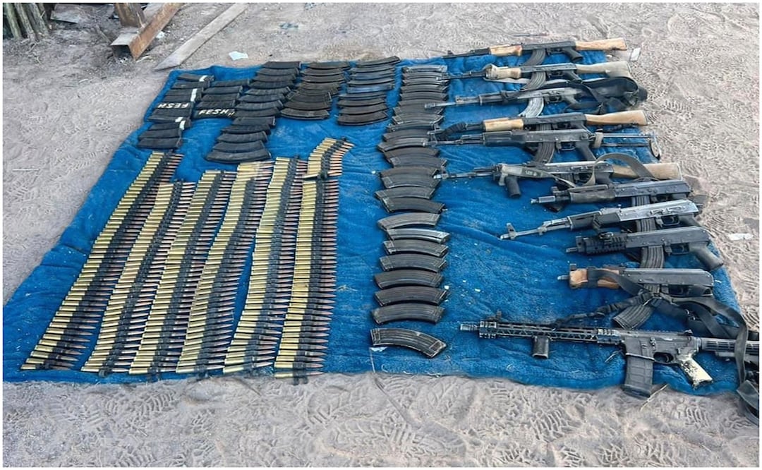 El Ejército decomisó armamento, cargadores y vehículos en El Claro, municipio de Santa Ana, Sonora (18/10/2024). Foto: Especial