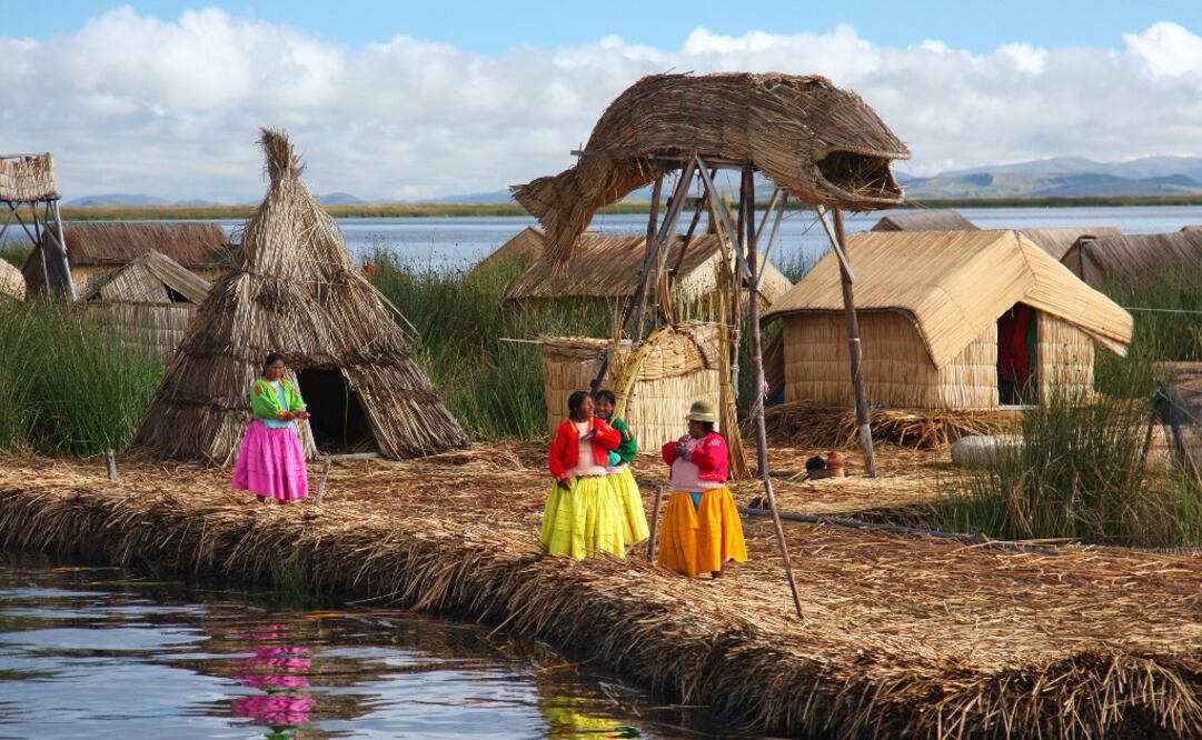 En las islas hechas de raíces y tallos de totora viven varías familias, cada una con su propia casa. (Foto: Istock)