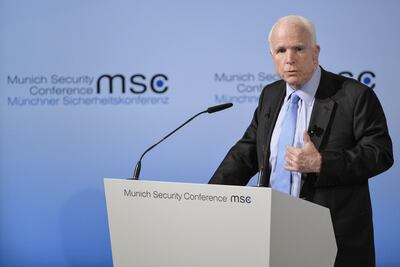 Los "dictadores" empiezan reprimiendo a la prensa, advierte McCain a Trump