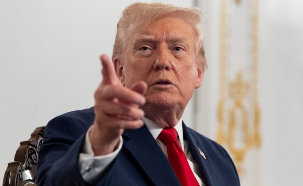 El presidente Donald Trump habla con periodistas después de hablar con las tropas por video desde su propiedad de Mar-a-Lago el Día de Acción de Gracias, el jueves 27 de noviembre de 2025, en Palm Beach, Florida. Foto: AP