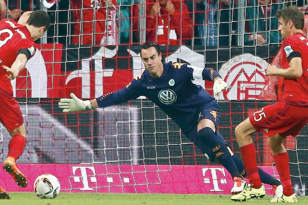 Robert Lewandowski (9) entró de cambio en la parte complementaria y fusiló en cinco ocasiones a Diego Benaglio, portero del Wolfsburgo (MICHAELA REHLE. REUTERS)