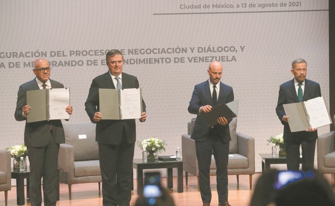 Jorge Rodríguez, representante del gobierno de Nicolás Maduro; el canciller mexicano, Marcelo Ebrard; el facilitador noruego Dag Nylander, y Gerardo Blyde, representante de la oposición. Foto: Juan Boites/ EL UNIVERSAL. 