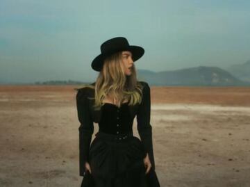 Belinda enamora con melena verde y estilo vaquero en "Cactus"