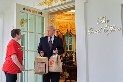 Trump pide McDonald's desde la Casa Blanca; le da 100 dólares de propina a la repartidora