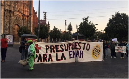 Estudiantes y trabajadores de la ENHA protestan en Palacio Nacional; exigen atención para la institución
