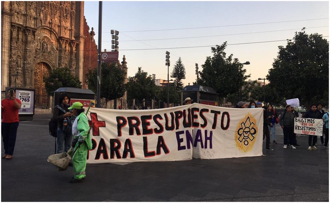 Estudiantes y trabajadores de la ENHA protestan en Palacio Nacional