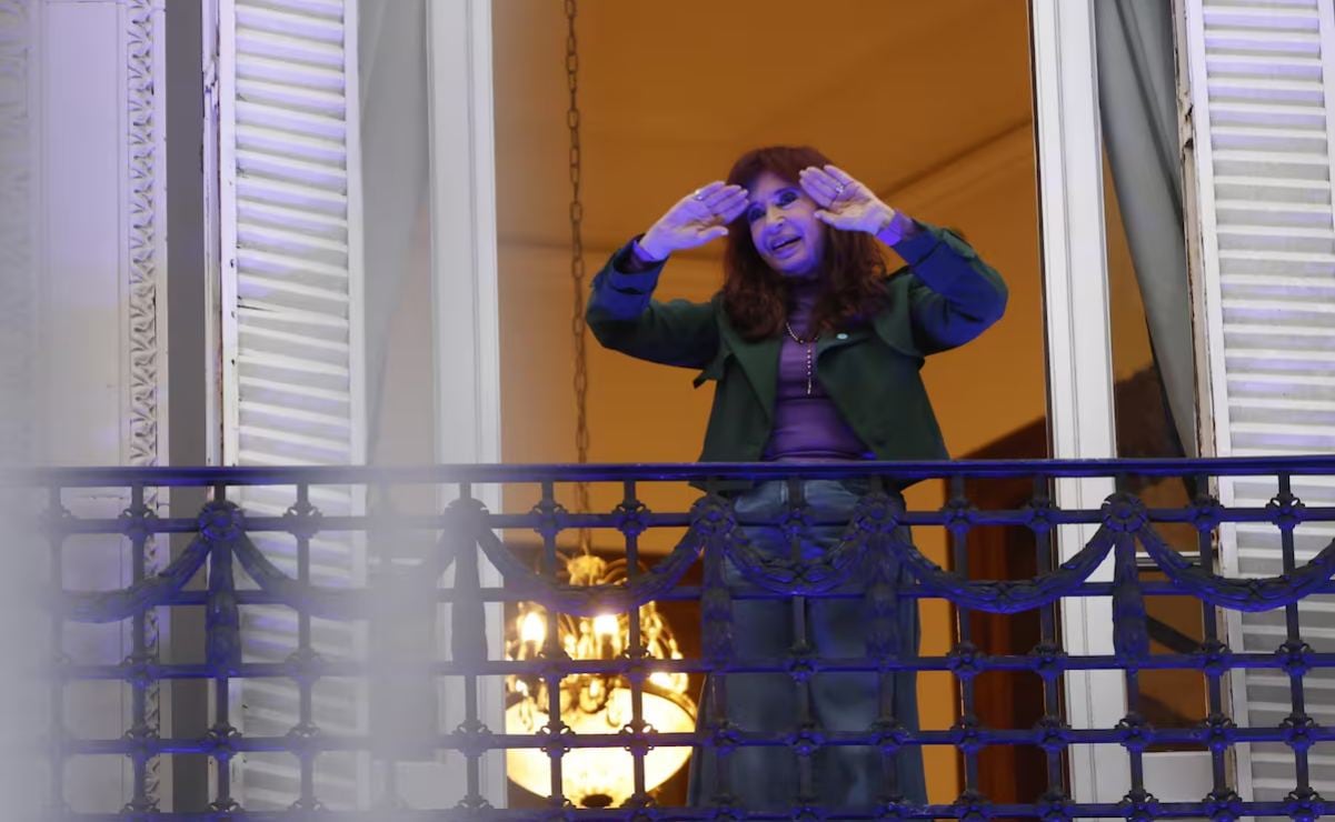 Cristina Fernández salió para agradecer el apoyo de sus segu