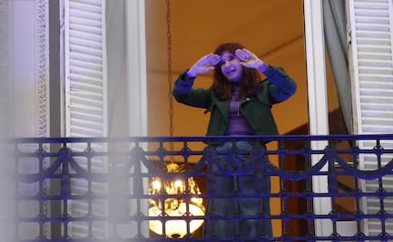 A un año de su condena, Cristina Fernández sale al balcón para agradecer apoyo; seguidores mantienen respaldo a su liderazgo