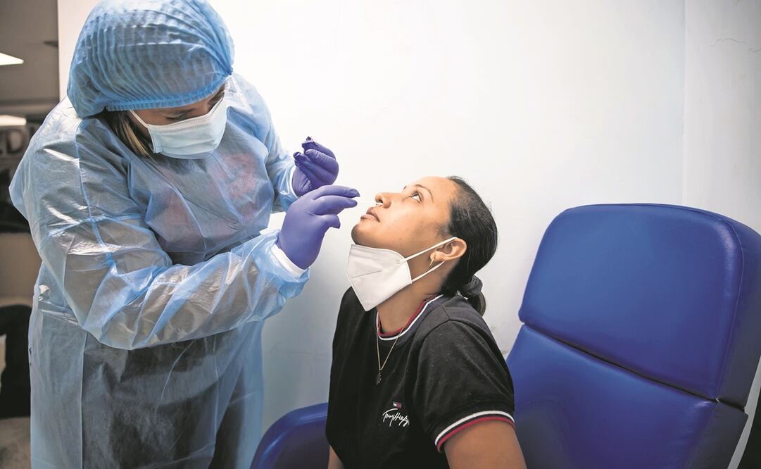 Una enfermera realiza una prueba para detectar el Covid-19 en enero pasado, en Caracas. El trámite en el servicio gratuito estatal demora de dos a tres días. Foto: EFE