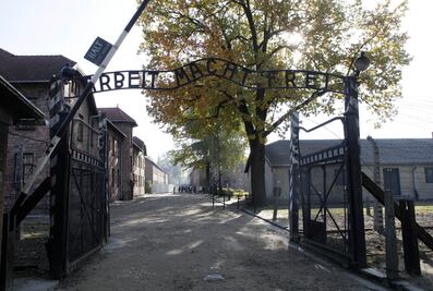 Jóvenes se desnudan y sacrifican un cordero en ex campo nazi de Auschwitz