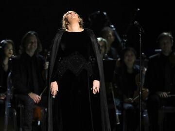 Adele se equivoca en tributo a George Michael en los Grammy