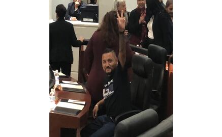 Entre aplausos y porras, “El Mijis” rinde protesta como diputado de SLP