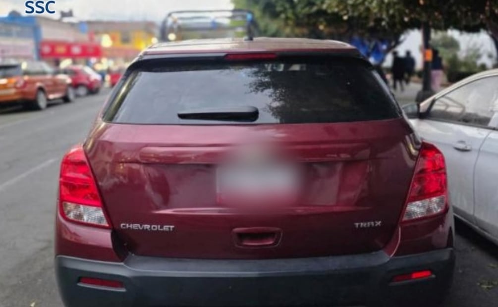 Camioneta donde viajaban las tres mujeres detenidas y ligadas a un robo de dinero a transeúnte en la alcaldía Gustavo A. Madero en CDMX (27/12/2025). Foto: Especial