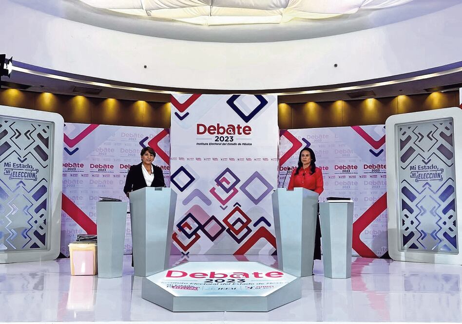 Delfina Gómez, candidata de Morena-PT-PVEM, y Alejandra del Moral, aspirante de PRI-PAN-PRD-NA, en el salón de sesiones del IEEM. Foto: Especial