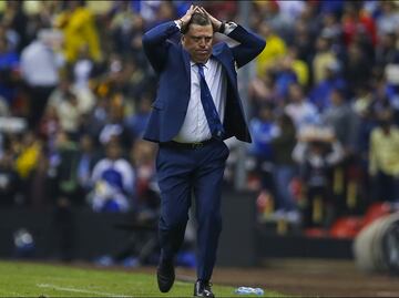 Miguel Herrera llama güey al árbitro. Este sería el castigo