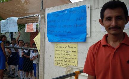 Maestro cesado da clases en banqueta en Cancún