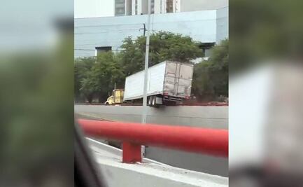 ¿Tony Hawk al volante? Captan tráiler haciendo truco de skate en Nuevo León