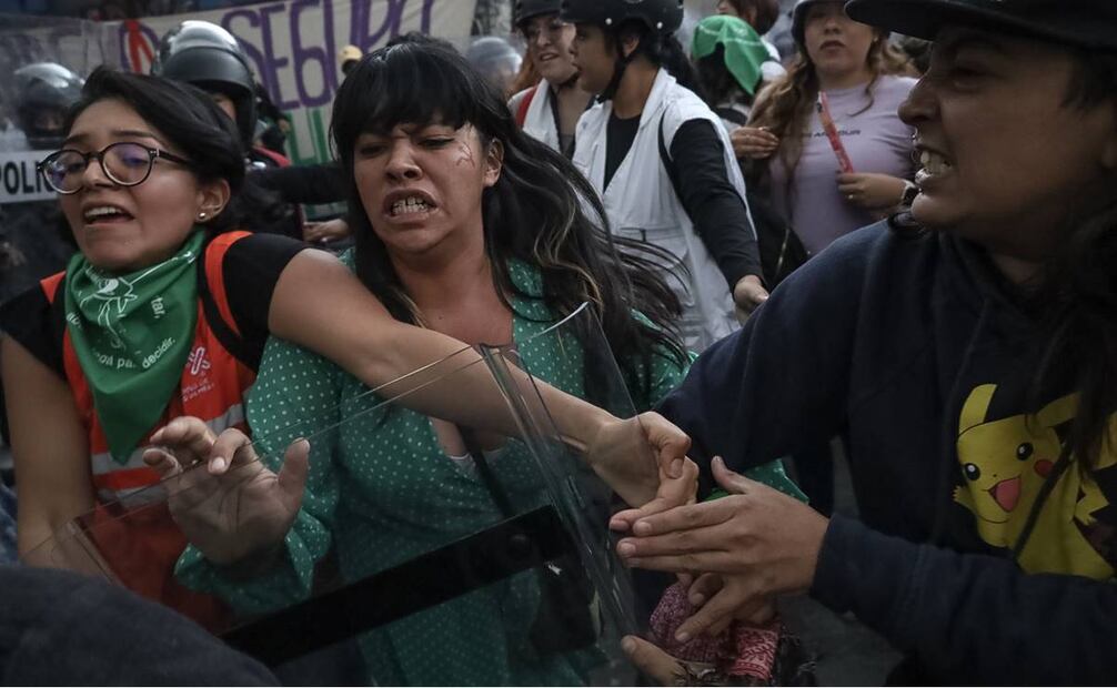 Confrontación entre manifestantes y cuerpos policiales durante la marcha por el aborto legal. Foto: Yaretzy M. Osnaya / EL UNIVERSAL