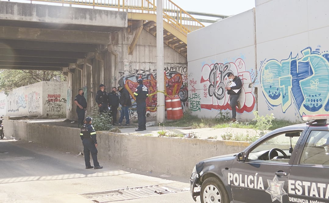 A las 08:00 horas de ayer, fue hallada sin vida un mujer bajo las escaleras del puente vehicular El Tornillo, que cruza la avenida Puebla y las vías de la Línea A del Metro, a unos metros de la estación Santa Martha. Foto: IGNACIO RAMÍREZ. EL UNIVERSAL
