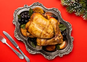 A qué temperatura se debe hornear el pavo para que quede jugoso