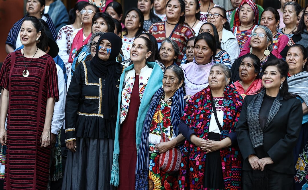 La presidenta Claudia Sheinbaum Pardo preside Original Encuentro de Arte Textil Mexicano, en el Patio Central de Palacio Nacional. Foto: Gabriel Pano/ El Universal
