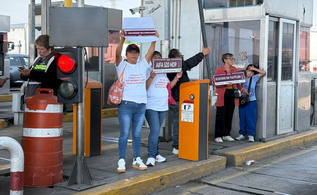 Protestan vecinos de la colonia 4T en la autopista México-Querétaro. Foto: Arturo Contreras / EL UNIVERSAL