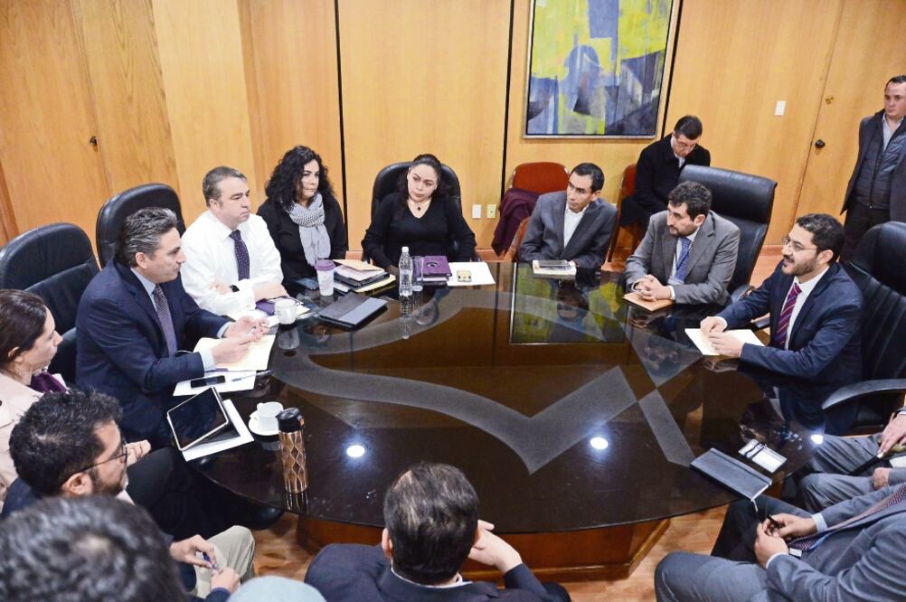 La dirigencia de Morena en la capital, encabezada por Martí Batres, acudió ayer al Instituto Electoral de la Ciudad de México (IECM) para entregar una lista con presuntas irregularidades detectadas por el partido antes y durante las precampañas (ESPECIAL)