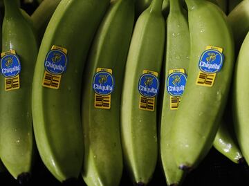 EU impone multa millonaria a bananera por financiar a paramilitares en Colombia