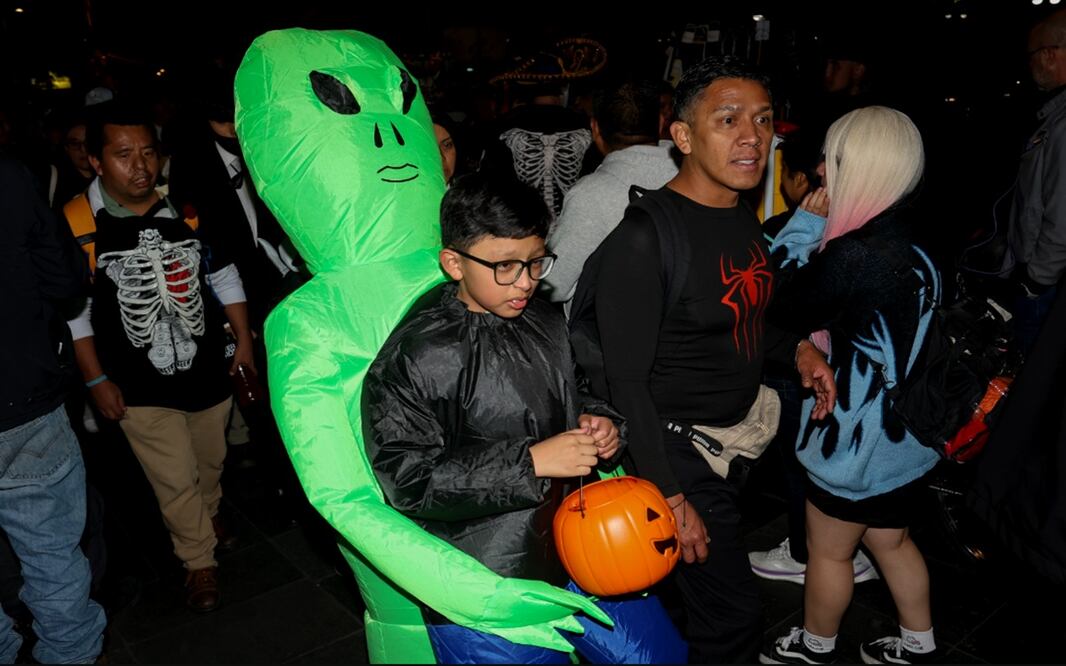Entre fantasmas, espectros y super héroes niños pidieron la tradicional calaverita en calles del primer cuadro de la Ciudad de México, el 31 de octubre de 2025. Foto: Luis Camacho/EL UNIVERSAL