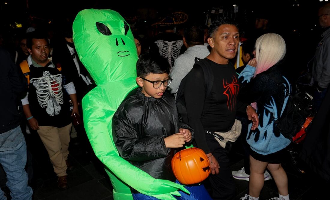 Entre fantasmas, espectros y super héroes niños pidieron la tradicional calaverita en calles del primer cuadro de la Ciudad de México, el 31 de octubre de 2025. Foto: Luis Camacho/EL UNIVERSAL