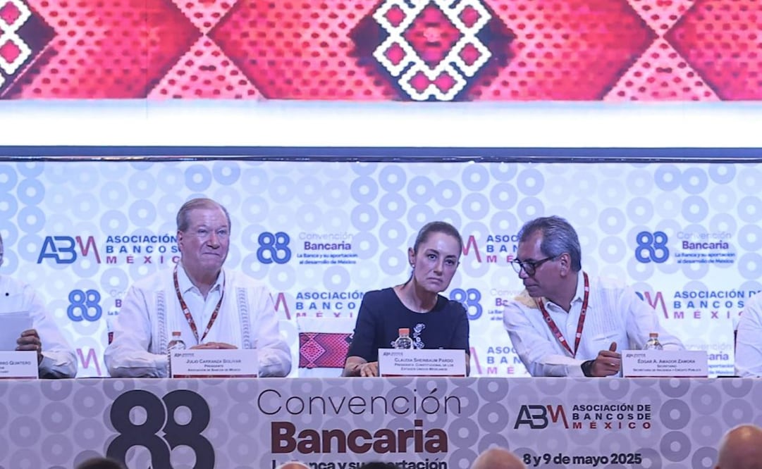 La Presidenta Claudia Sheinbaum junto al titular de la SHCP Edgar Amador Zamora (der) en la 88 Convención Bancaria en Nayarit. (08/05/25) Foto: Gabriel Pano / EL UNIVERSAL