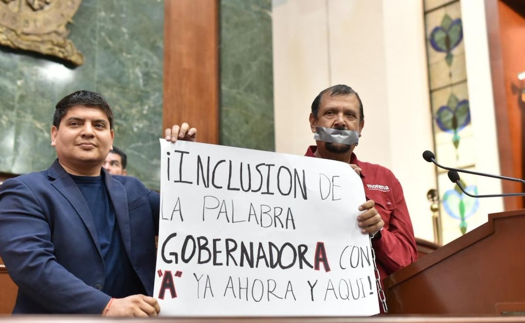 Diputado de Morena se encadena y amordaza en Congreso de Sinaloa; “¡inclusión de la palabra gobernadora, con A", exige
Foto: Especial.