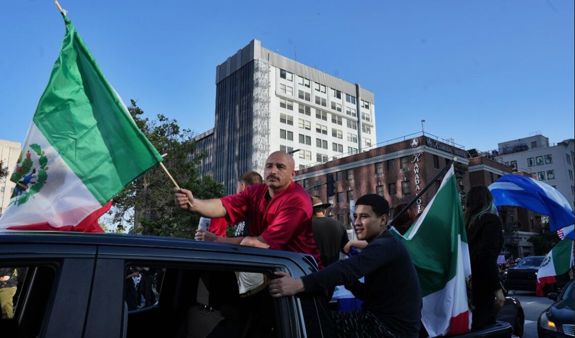 Protestas en el centro de Los Ángeles en contra de ICE y las redadas migratorias continúan por sexto día a unas horas del toque de queda, el 11 de junio de 2025. Foto: Aimee Melo/EL UNIVERSAL
