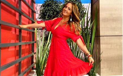 Andrea Legarreta luce sus piernas y nuevo look