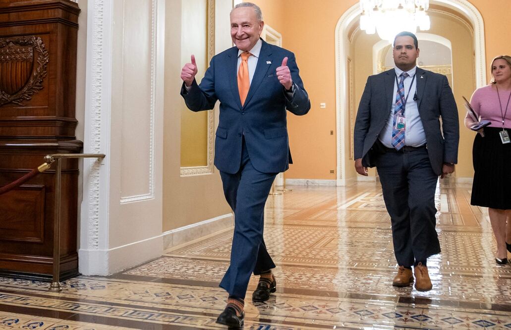 El líder de la mayoría del Senado de Estados Unidos, Chuck Schumer, camina hacia la cámara del Senado tras la aprobación de un proyecto de ley de financiación, en Washington. Foto: AFP