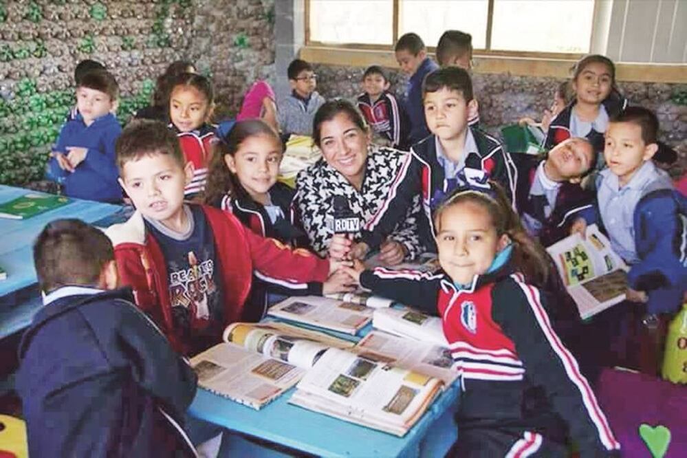 Diana Laura Cavazos con Ricardo y sus compañeros de clase dentro del aula sustentable. La profesora organizó un reciclatón, en el que logró recolectar 3 mil de las 8 mil botellas que necesitaba (DIANA LAURA CAVAZOS)