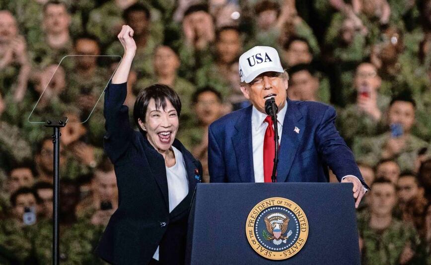 La primera ministra de Japón, Sanae Takaichi, con el presidente estadounidense, Donald Trump, en la base naval estadounidense de Yokosuka el 28 de octubre pasado. Foto: Philip Fong / AFP