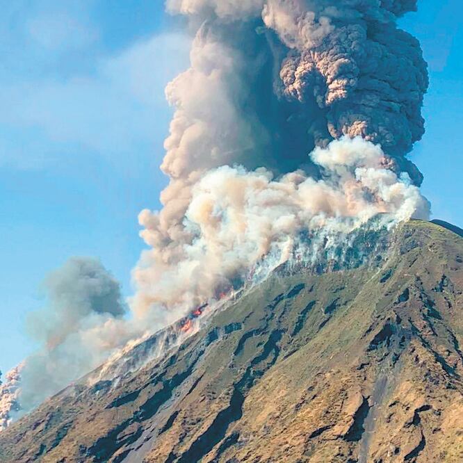 La explosión del volcán en la isla de Estrombóli provocó una enorme columna de denso humo blanco visible desde los alrededores de la zona. MARIO CALABRESI. AFP