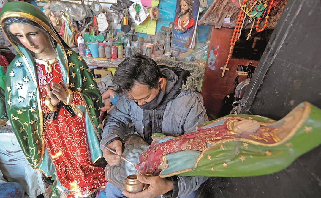 Yahir Rico aprendió de su madre el arte de reparar las figuras de la Virgen de Guadalupe hechas de porcelana, resina, cera o madera; afirma que sus clientes lo identifican por la calidad de su trabajo. Fotos: Jorge Alvarado/ EL UNIVERSAL.