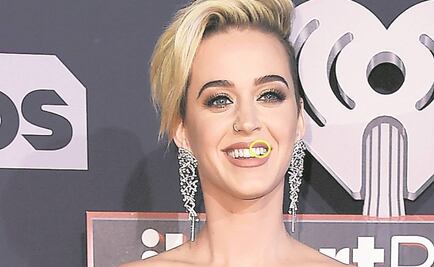 Katy Perry sonríe... con residuos en los dientes