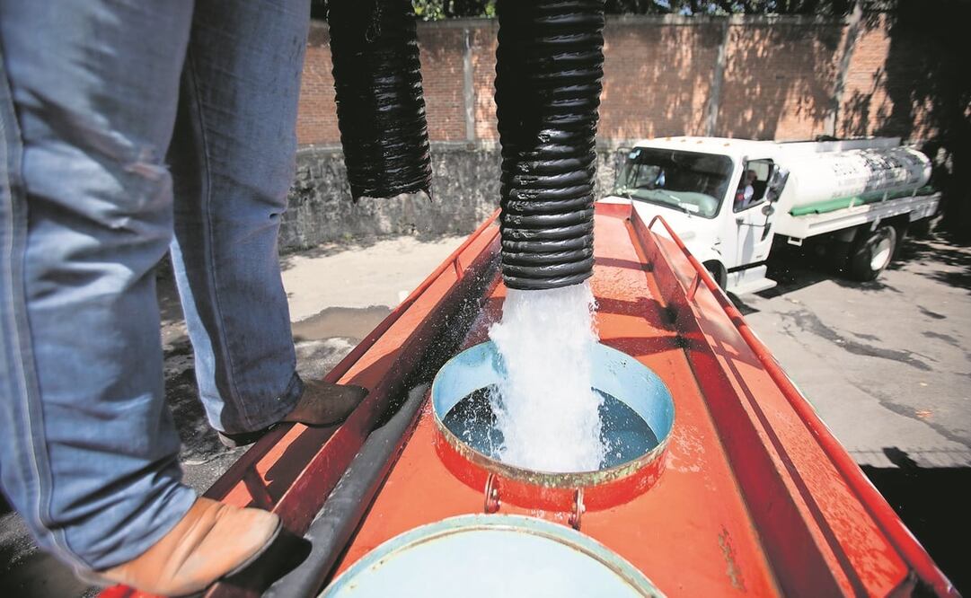 Vecinos han pagado hasta mil 700 pesos por el servicio de pipas. Foto: Archivo / EL UNIVERSAL