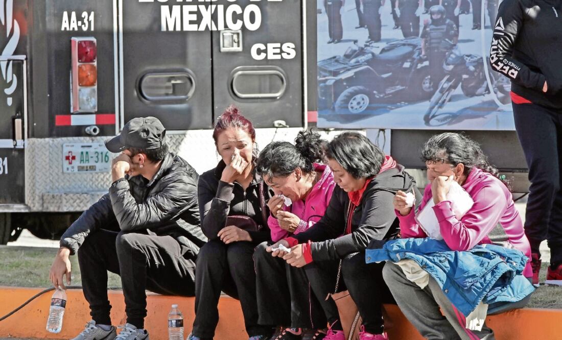 ecenas de personas acudieron al mercado de San Pablito con la esperanza de hallar a sus familiares que están desaparecidos. Sin embargo, sólo encontraron los escombros que dejaron las explosiones (ALEX CRUZ. EFE)