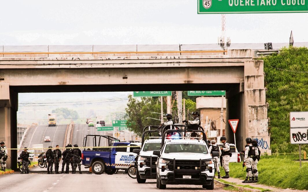 Policías viales fueron asesinados durante un ataque en un retén de revisión en la carretera Celaya-Salvatierra, a la altura del Libramiento Sur. Foto: de Diego Costa Costa. Cuartoscuro