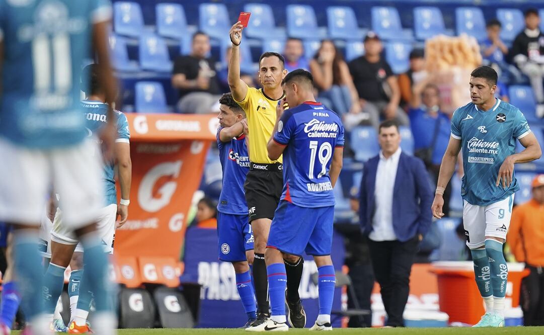 Luis Enrique Santander, árbitro central muestra tarjeta roja de expulsión a Joaquín Esquivel - Foto: Imago7