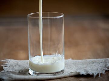 Estas son las contraindicaciones de tomar leche descremada, según expertos