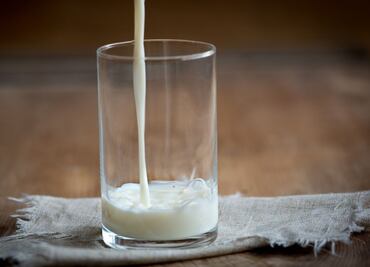 Estas son las contraindicaciones de tomar leche descremada, según expertos