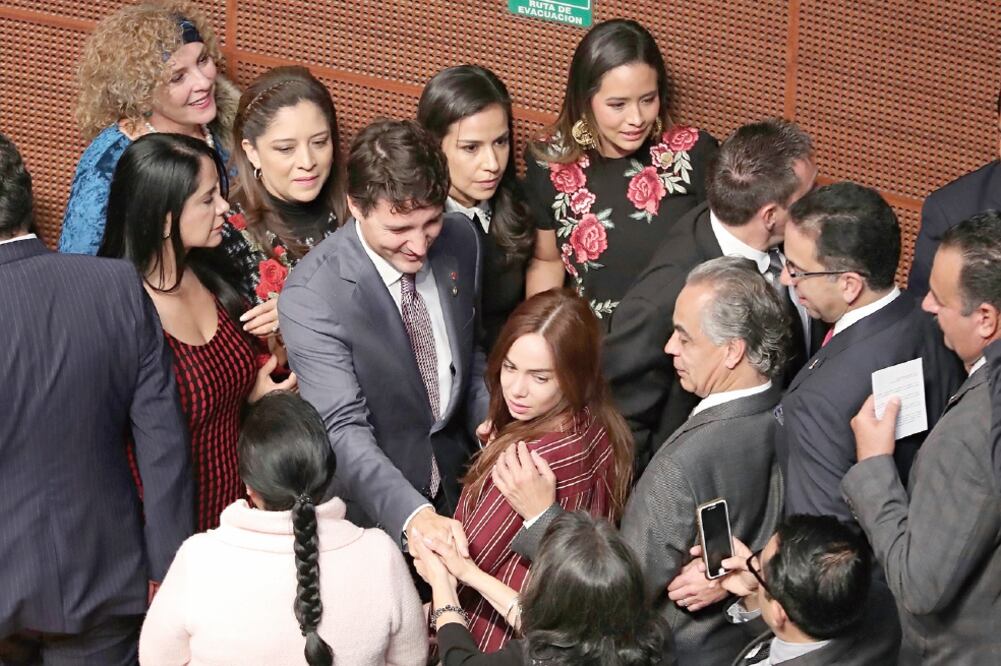 Las senadoras y sus colaboradoras tapan el paso y van por el beso, la selfie y el abrazo con Justin Trudeau. (LUCÍA GODÍNEZ. EL UNIVERSAL)